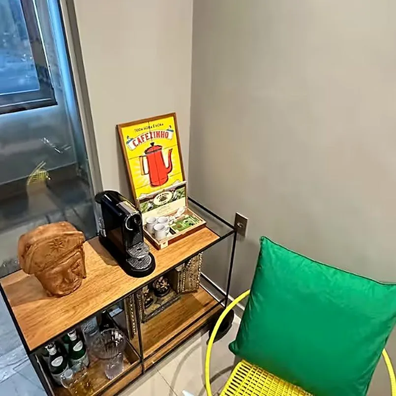 Detalhe da cafeteira Nespresso e das xícaras