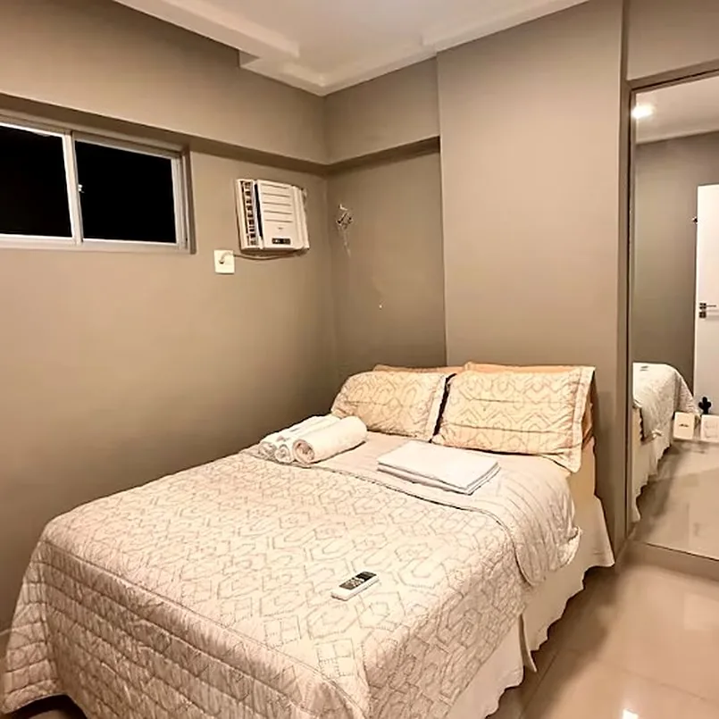 Segundo quarto com cama de casal e ar-condicionado