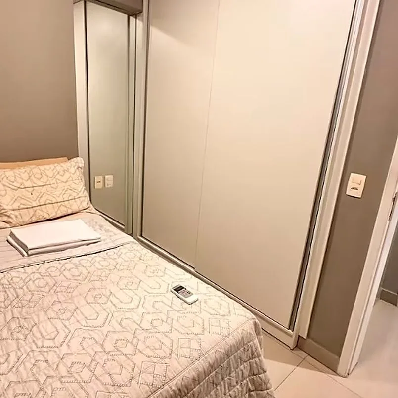 Segundo quarto com armário embutido de portas claras